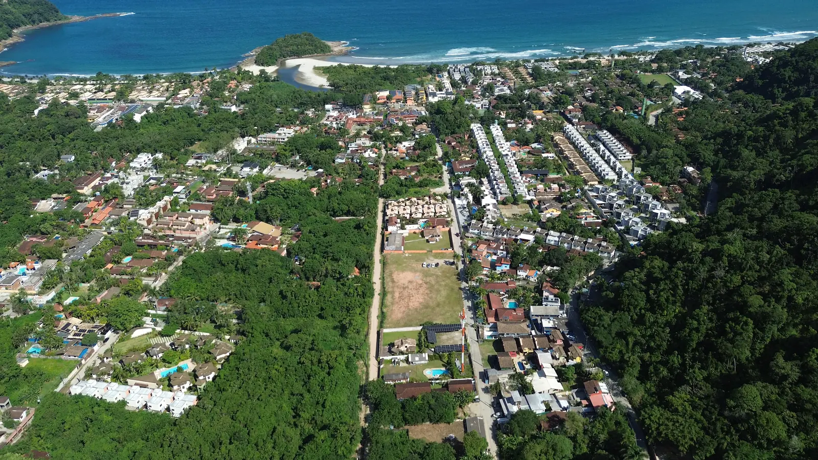 Vista aérea de Camburi, com o mar ao fundo, a Mata Atlântica e o terreno do PRANA na Rua das Rosas